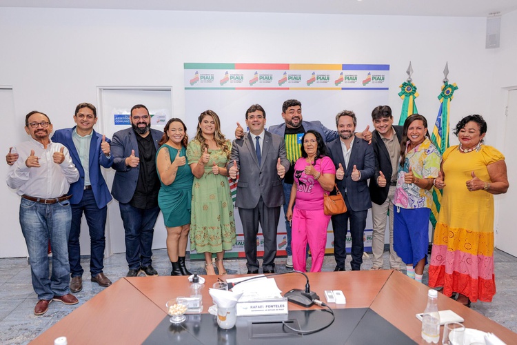 Rafael Fonteles recebe elenco do Ai Que Vida e anuncia sequência do filme.