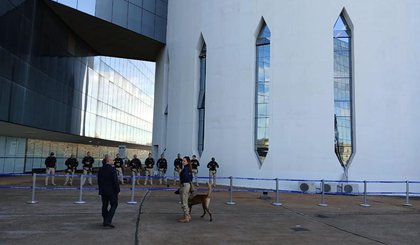 Reforço no esquema de segurança contou com a presença de cães farejadores e policiais legislativos. (Foto: Daniel Gullino) Reforço no esquema de segurança contou com a presença de cães farejadores e policiais legislativos. (Foto: Daniel Gullino)