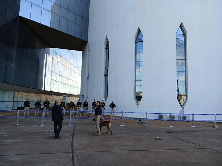 Reforço no esquema de segurança contou com a presença de cães farejadores e policiais legislativos.