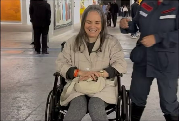 Regina Duarte sofre com bolha no pé, mas elogia experiência na Bienal de Arte