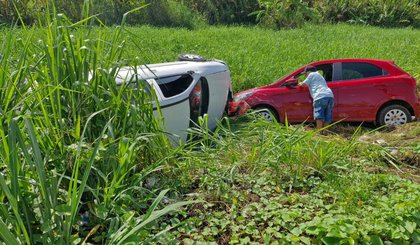 Acidente causa queda de carros em ribanceira na BR-343. (Foto: Marcos Teixeira / TV Clube) Acidente causa queda de carros em ribanceira na BR-343. (Foto: Marcos Teixeira / TV Clube)