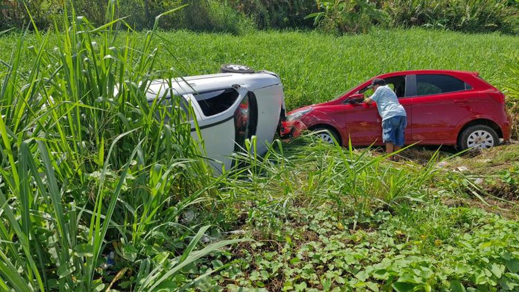 Acidente causa queda de carros em ribanceira na BR-343.