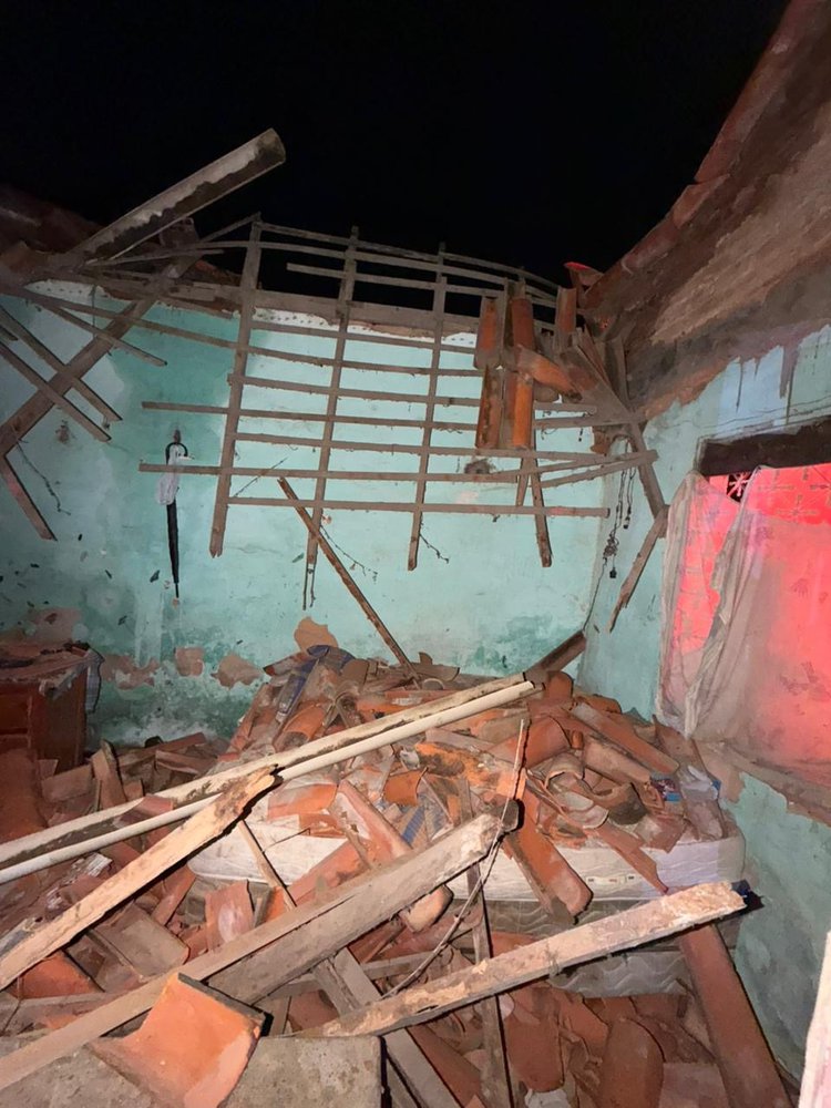 Após chuvas intensas, telhado cede em Parnaíba e moradores escapam sem feridos