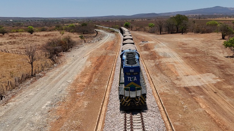 Após testes partindo do Piauí, Transnordestina planeja novas operações com grãos e minérios.