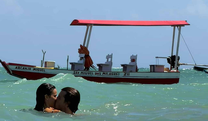 Bruna Marquezine e Shawn Mendes trocam beijos em praia de Alagoas e viralizam nas redes (Foto: Reprodução) Bruna Marquezine e Shawn Mendes trocam beijos em praia de Alagoas e viralizam nas redes (Foto: Reprodução)