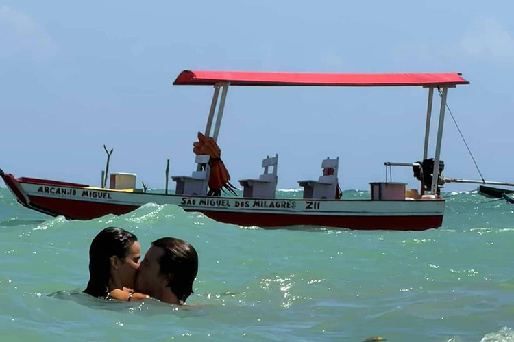 Bruna Marquezine e Shawn Mendes trocam beijos em praia de Alagoas e viralizam nas redes