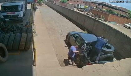 Funcionários furtam pneus e causam prejuízo de R$ 12 mil em Teresina. (Foto: Divulgação/Polícia Civil) Funcionários furtam pneus e causam prejuízo de R$ 12 mil em Teresina. (Foto: Divulgação/Polícia Civil)