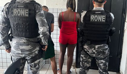 Homem armado e mulher com drogas são presos e levados à Central de Flagrantes (Foto: Ascom/SSP) Homem armado e mulher com drogas são presos e levados à Central de Flagrantes (Foto: Ascom/SSP)