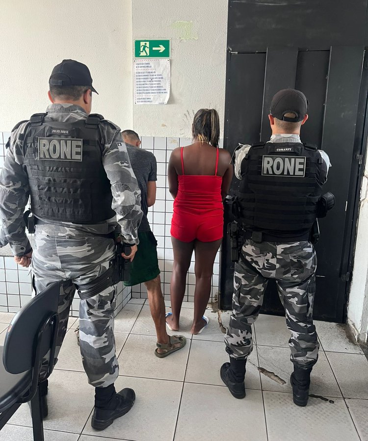 Homem armado e mulher com drogas são presos e levados à Central de Flagrantes