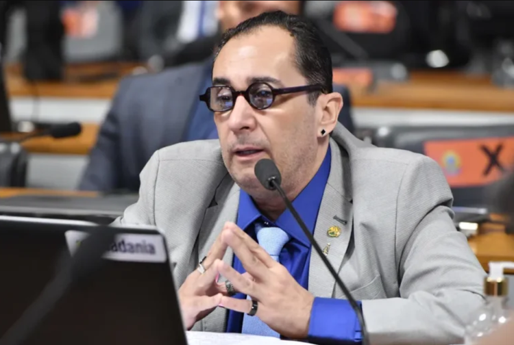 Kajuru anuncia afastamento da política após diagnóstico de Parkinson.