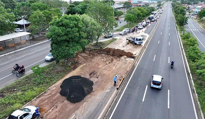 Manutenção corrige cratera após chuvas e orienta motoristas a buscar rotas alternativas. (Foto: TV Cidade Verde) Manutenção corrige cratera após chuvas e orienta motoristas a buscar rotas alternativas. (Foto: TV Cidade Verde)