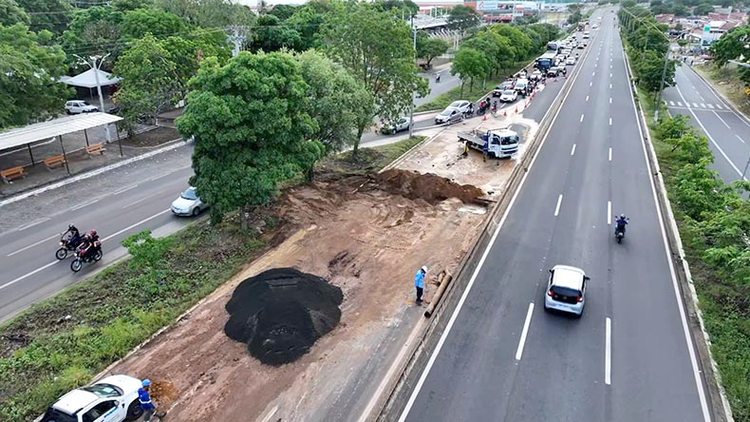 Manutenção corrige cratera após chuvas e orienta motoristas a buscar rotas alternativas.