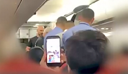Passageiro é retirado de voo da Latam pela PF após se recusar a usar modo avião (Foto: Reprodução) Passageiro é retirado de voo da Latam pela PF após se recusar a usar modo avião (Foto: Reprodução)