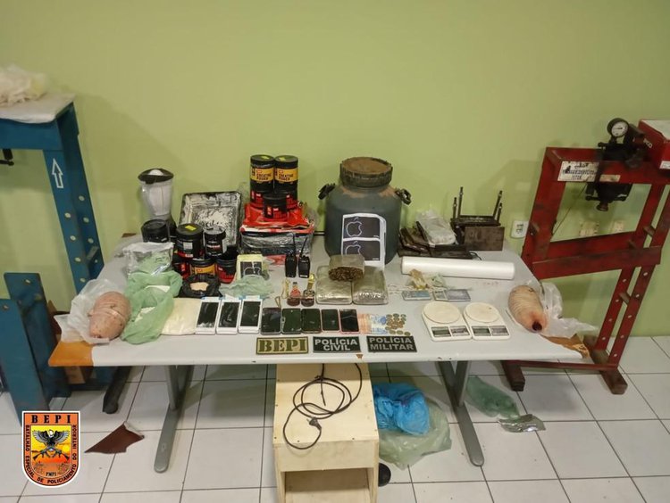 Polícia fecha laboratório de drogas e prende suspeito no Piauí.