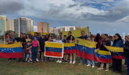 Venezuelanos celebram captura de Maduro em ato realizado em Brasília. (Foto: Reprodução/CNN Brasil) Venezuelanos celebram captura de Maduro em ato realizado em Brasília. (Foto: Reprodução/CNN Brasil)