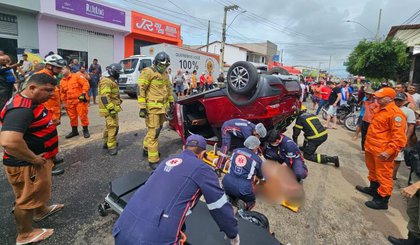 Acidente envolvendo quatro veículos fere duas pessoas no litoral do PI. (Foto: Divulgação/CBMEPI)