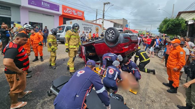 Acidente envolvendo quatro veículos fere duas pessoas no litoral do PI.