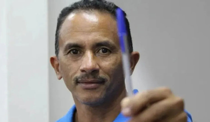 Cantor da “Caneta Azul” tenta se reerguer após prejuízo milionário (Foto: Reprodução) Cantor da “Caneta Azul” tenta se reerguer após prejuízo milionário (Foto: Reprodução)