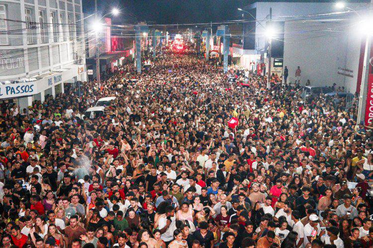 Carnaval de Floriano brilha com show de 'O Kanalha'.