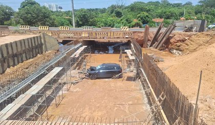 Carro cai em obra de ponte interditada na BR-226 no Piauí. (Foto: Reprodução) Carro cai em obra de ponte interditada na BR-226 no Piauí. (Foto: Reprodução)