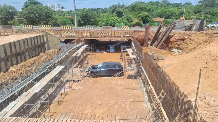 Carro cai em obra de ponte interditada na BR-226 no Piauí.