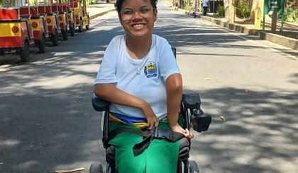 Com artrogripose, Nayara escreve com a boca e celebra aprovação em Jornalismo na Uespi (Foto: Ascom)