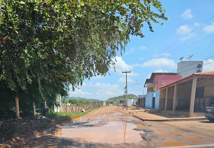 Crateras em rua de Picos causam transtornos a moradores