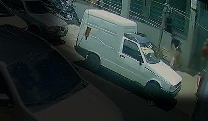 Empresário é vítima de assalto e criminoso leva colar de R$ 20 mil em Teresina. (Foto: Reprodução / Câmera de segurança) Empresário é vítima de assalto e criminoso leva colar de R$ 20 mil em Teresina. (Foto: Reprodução / Câmera de segurança)