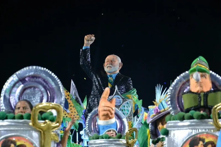 Flávio Bolsonaro planeja ação no TSE após desfile pró-Lula.