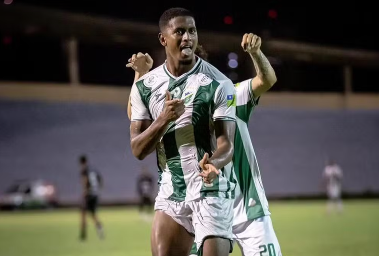 Guilherme Pires, atacante do Altos.