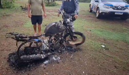 Homem é encontrado morto após roubo; moto da vítima foi incendiada. (Foto: Divulgação/Polícia Militar) Homem é encontrado morto após roubo; moto da vítima foi incendiada. (Foto: Divulgação/Polícia Militar)