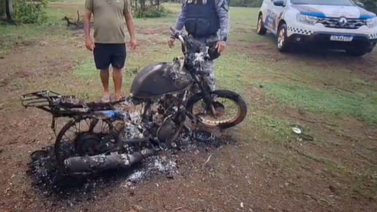Homem é encontrado morto após roubo; moto da vítima foi incendiada.