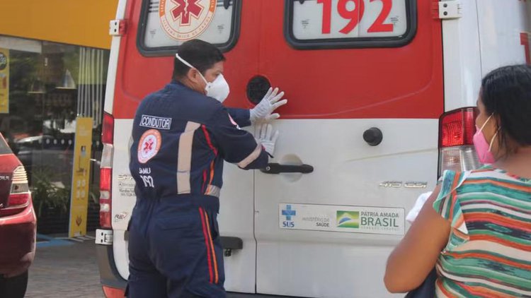 Homem morre carbonizado em residência; vítima armazenava combustível no local.