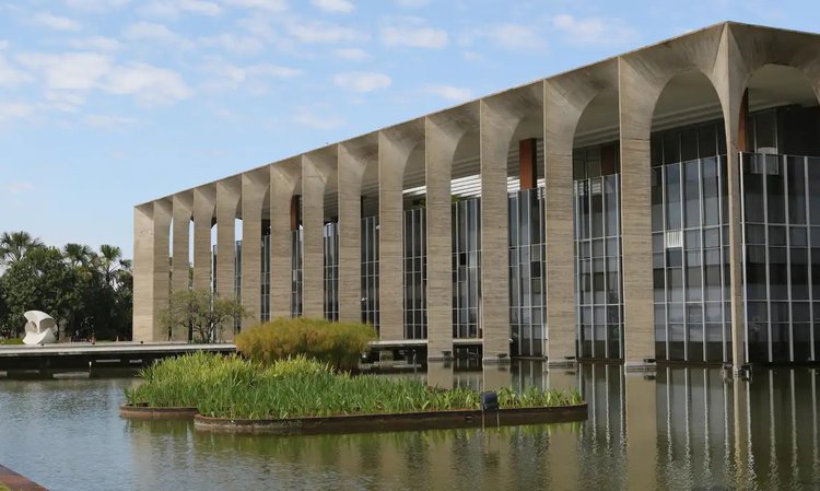 Itamaraty abre nesta quarta-feira (4) inscrições de concurso público para diplomata. Com 60 vagas e salários iniciais de R$ 22.558,56, o processo seletivo exige diploma de curso de graduação de nível superior e é para terceiro secretário, cargo de entrada na carreira.
