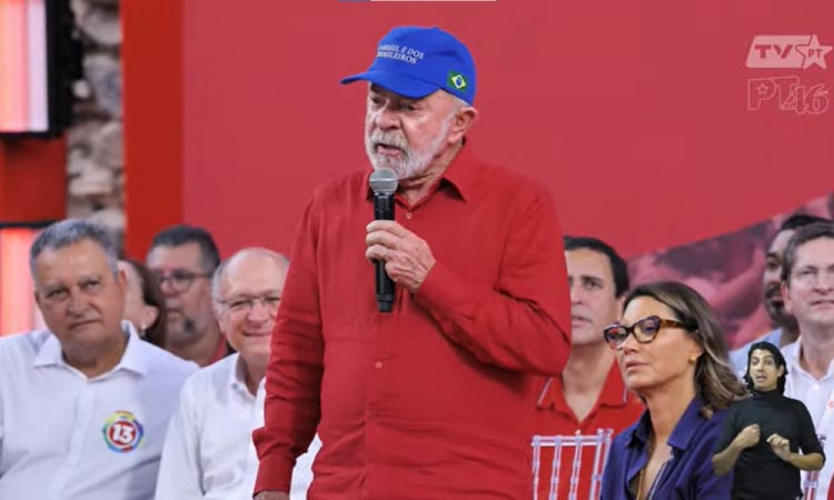 Lula cobra “petismo raiz”, diz que política apodreceu e eleição será uma guerra