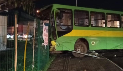 Ônibus perde freio na Duque de Caxias, atinge carro e derruba postes na zona Norte (Foto: Reprodução) Ônibus perde freio na Duque de Caxias, atinge carro e derruba postes na zona Norte (Foto: Reprodução)
