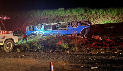 Ônibus tomba na BR-153 e causa 6 mortes e 45 feridos em SP. (Foto: Divulgação/Corpo de Bombeiros) Ônibus tomba na BR-153 e causa 6 mortes e 45 feridos em SP. (Foto: Divulgação/Corpo de Bombeiros)