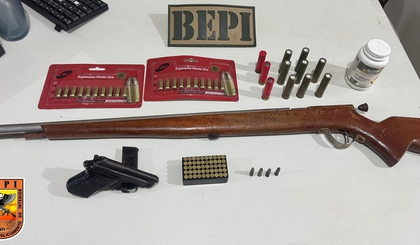 PM apreende armas e munições após denúncia de disparos na zona rural de Paquetá. (Foto: Divulgação/BEPI) PM apreende armas e munições após denúncia de disparos na zona rural de Paquetá. (Foto: Divulgação/BEPI)