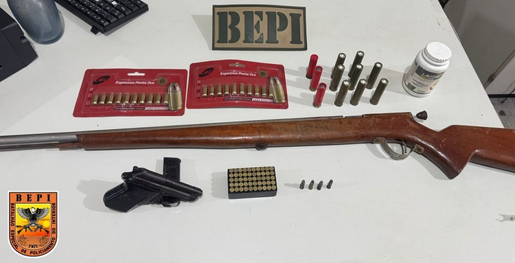 PM apreende armas e munições após denúncia de disparos na zona rural de Paquetá.