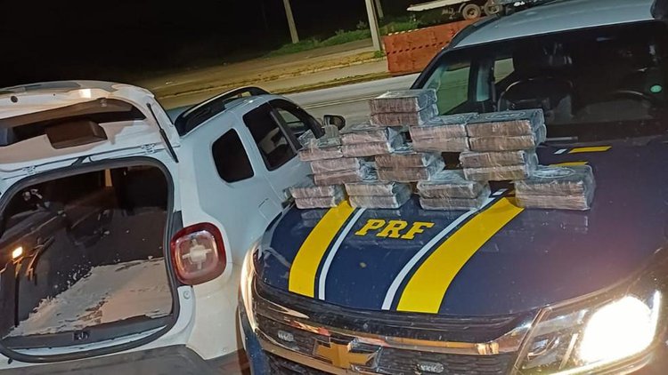 Polícia encontra mais de 26 kg de cocaína em fundo falso de veículo em Picos.