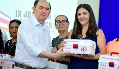 Prefeitura de Floriano entrega kits de primeiros socorros às escolas da rede municipal. (Foto: Divulgação/Prefeitura de Floriano)