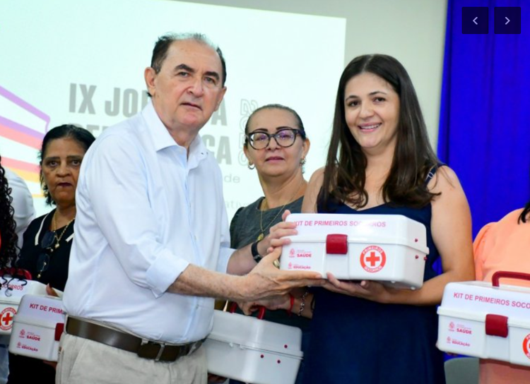 Prefeitura de Floriano entrega kits de primeiros socorros às escolas da rede municipal.