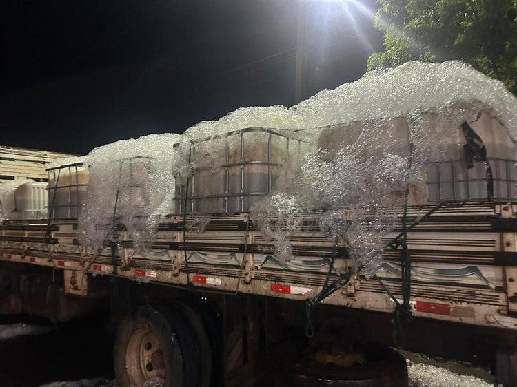 Tilápias transportadas em contêineres de ácido são apreendidas no Piauí.