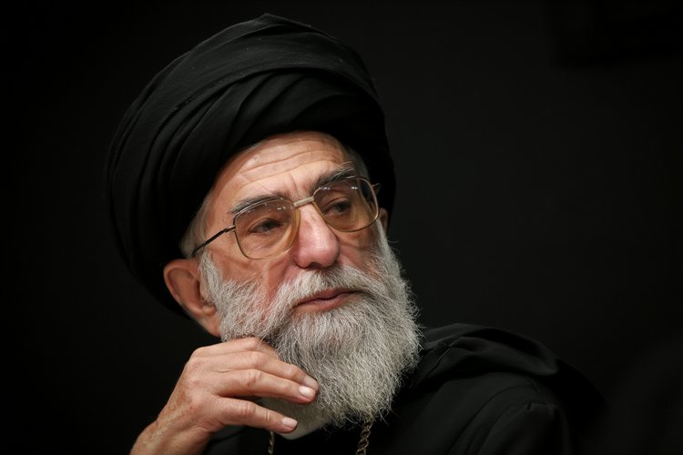 Trump anuncia morte de Ali Khamenei, líder supremo do Irã.
