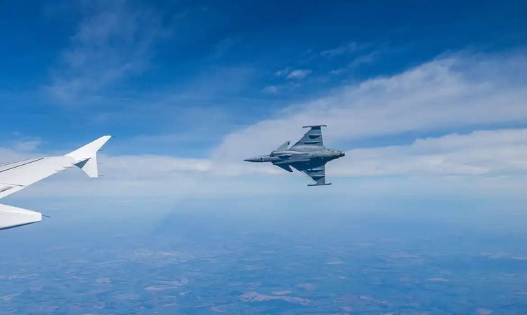 Brasil revela primeiro caça supersônico produzido no país