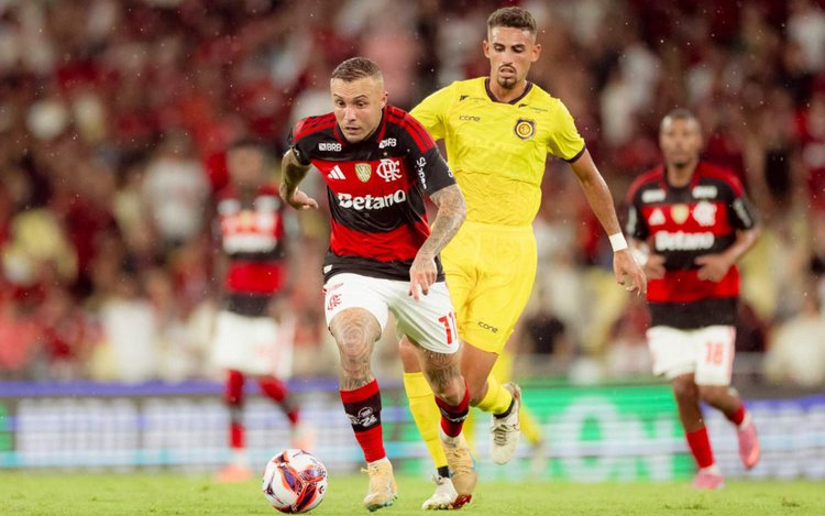 Everton Cebolinha busca espaço com novo técnico do Flamengo.