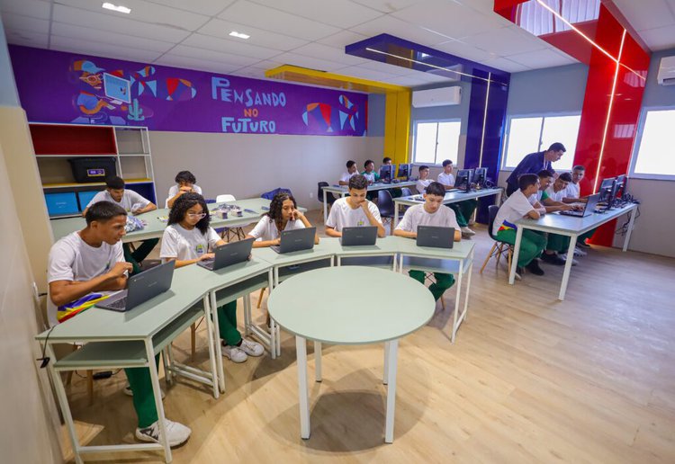 Governo do Piauí investe mais de R$ 1,1 milhão na formação de professores para ensino de IA nas escolas.