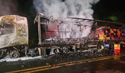 Incêndio destrói carreta carregada com cervejas no Piauí. (Foto: Divulgação/CBMEPI) Incêndio destrói carreta carregada com cervejas no Piauí. (Foto: Divulgação/CBMEPI)