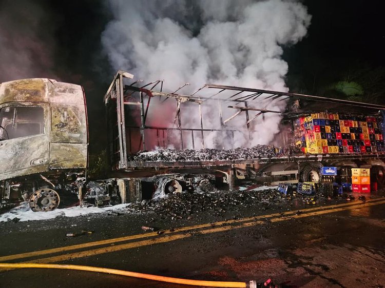 Incêndio destrói carreta carregada com cervejas no Piauí.