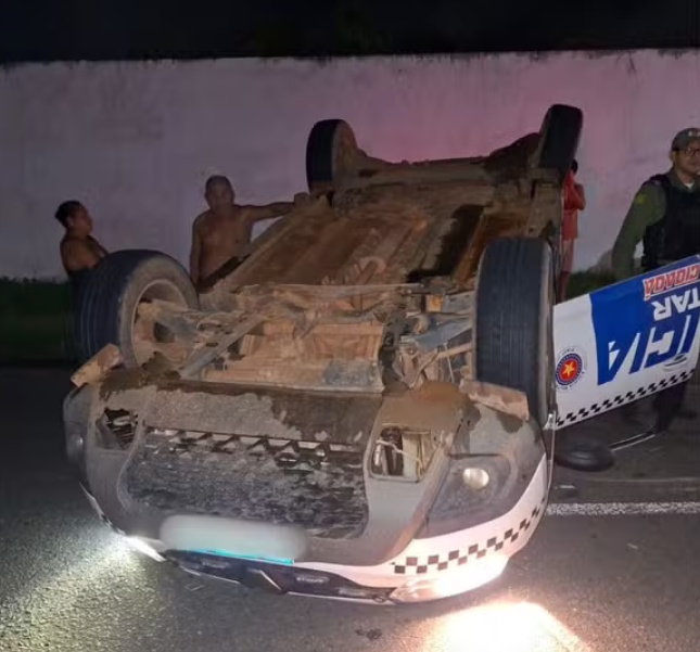 Motorista foge após acidente com viatura policial em Parnaíba.